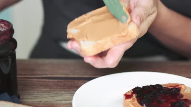 Sandwich met pindakaas en jam. — Stockvideo