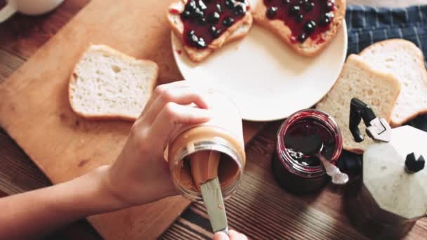 Sandwich con mantequilla de maní y mermelada. — Vídeo de stock