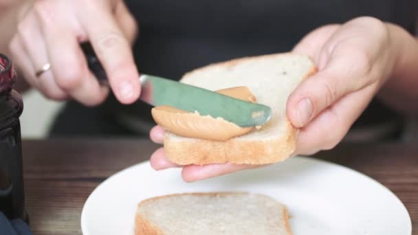 Sandwiches con mantequilla de maní . — Vídeo de stock
