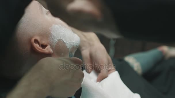 Перукарня голить бороди клієнта. — стокове відео