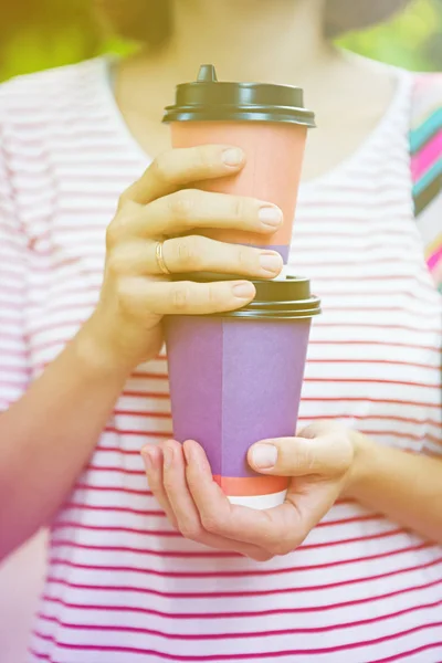 Kaffee zum Mitnehmen in der Hand. — Stockfoto