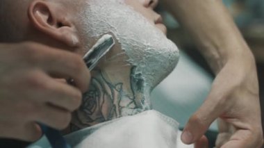 Kuaför müşteri sakal tıraş.