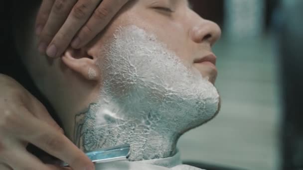 Peluquero afeita la barba del cliente . — Vídeos de Stock