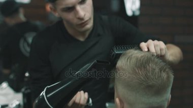 Kuaför kurutucu yapar.