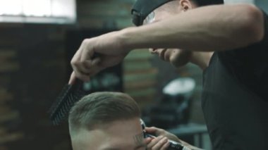 Kuaför kurutucu yapar.