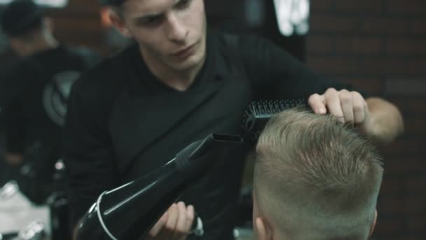 Friseur macht den Föhn. — Stockvideo