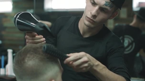 Friseur macht den Föhn. — Stockvideo