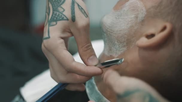 Barbiere rasa la barba del cliente . — Video Stock