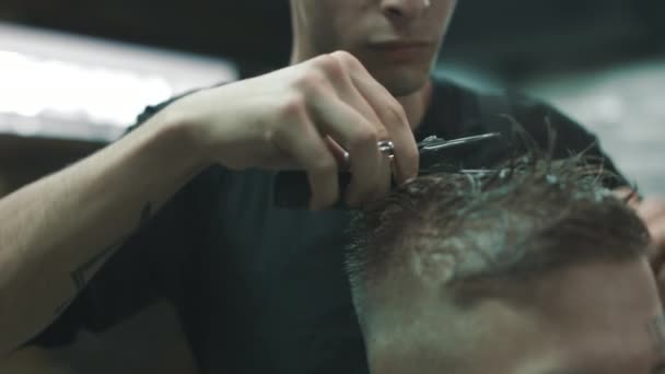 Friseur macht den Schnitt für den Kunden im Friseursalon. — Stockvideo