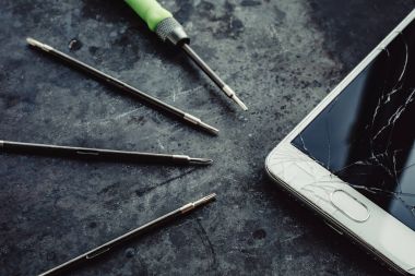 Kırık ekran ve onarım araçları ile Smartphone.