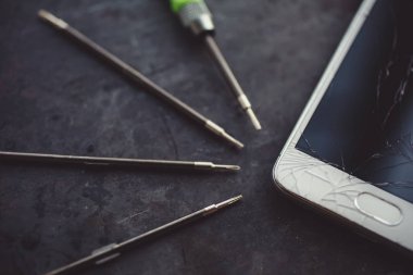 Kırık ekran ve onarım araçları ile Smartphone.