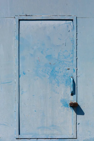 Blauwe oude deur op slot — Stockfoto