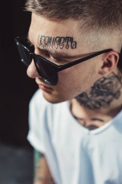 Genç dövmeli adam portresi