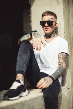 Şık adam dışında poz