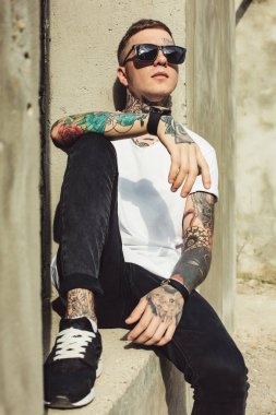 Şık adam dışında poz