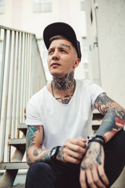 Street trendy genç adam