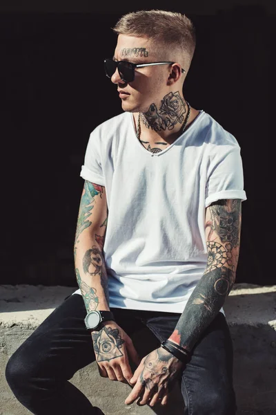 Стильний молодий чоловік з татуюванням — стокове фото