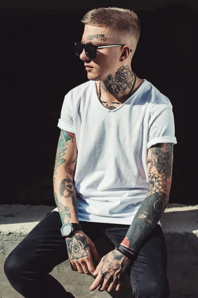 Dövmeli şık genç adam