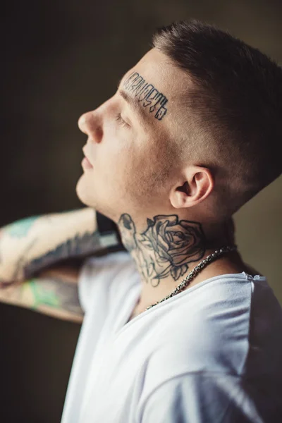Trendy jongeman in tatoeages — Stockfoto