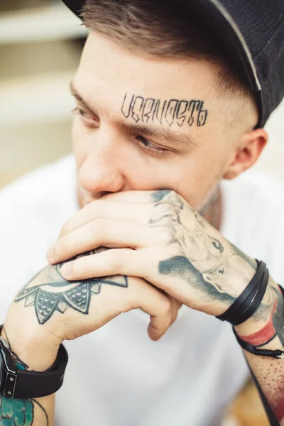 Knappe man in tatoeages poseren — Stockfoto