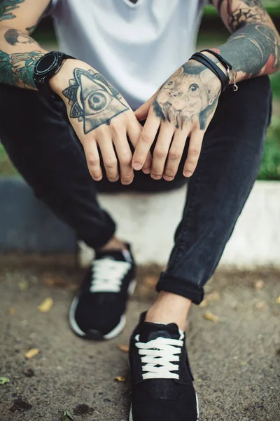 Crop tattooed man outside — Stock Photo, Image