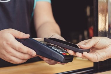 Ödeme kişi Nfc kullanarak akıllı telefon ödeme