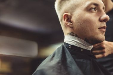 Anonim Kuaför hazırlanıyor istemci