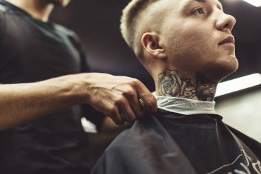 Anonim Kuaför hazırlanıyor istemci