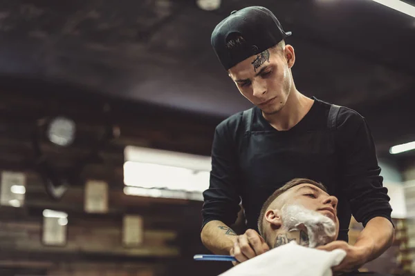 Barber cliente de afeitado — Foto de Stock