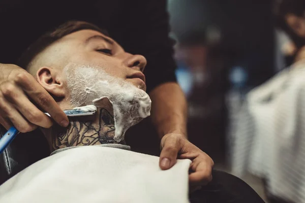 Анонімний чоловік голиться клієнт — стокове фото