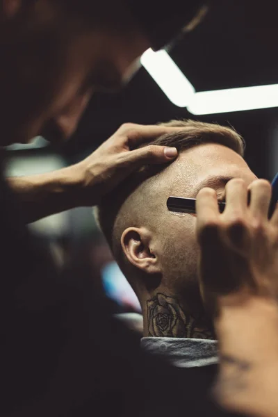 Cosecha estilista afeitado cliente — Foto de Stock