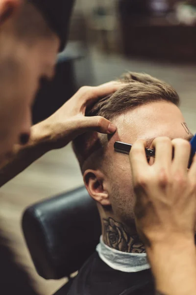 Cosecha estilista afeitado cliente — Foto de Stock