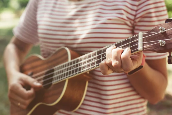 Anonim kadın oynarken ukulele — Stok fotoğraf