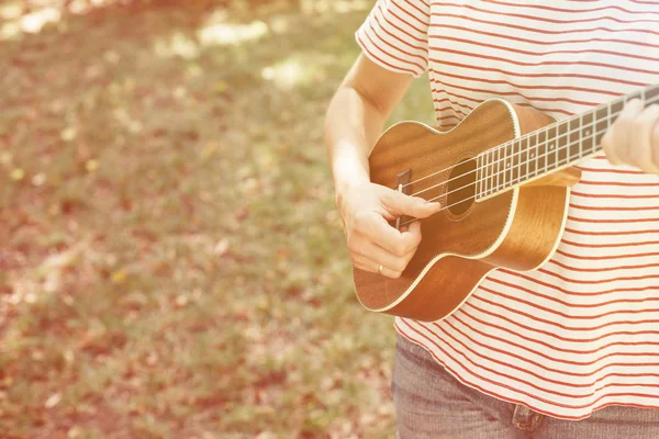 Anonim kadın oynarken ukulele — Stok fotoğraf