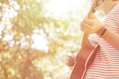 Anonim kadın oynarken ukulele