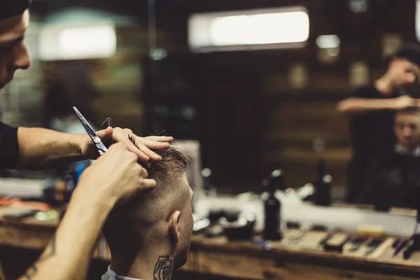 Crop barber doing haircut for client — Stock Photo, Image