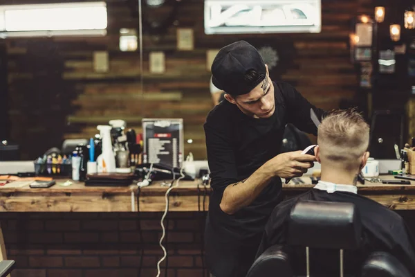 Crop barber doing haircut for client — Stock Photo, Image