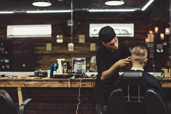 İstemci için saç kesimi yapıyor kırpma Kuaför