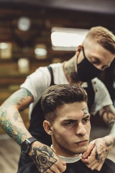 Анонімний перукар готує клієнт — стокове фото