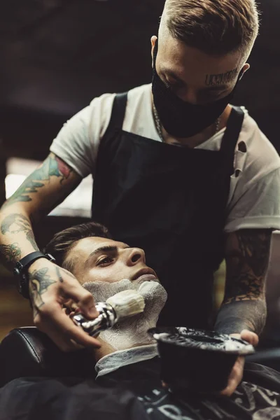 Перукарня гоління клієнта — стокове фото