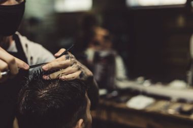 İstemci için saç kesimi yapıyor kırpma Kuaför