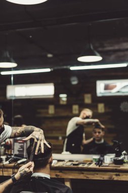 İstemci için saç kesimi yapıyor kırpma Kuaför