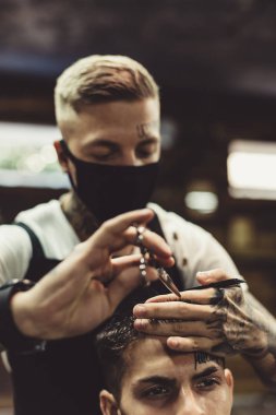 İstemci için saç kesimi yapıyor kırpma Kuaför