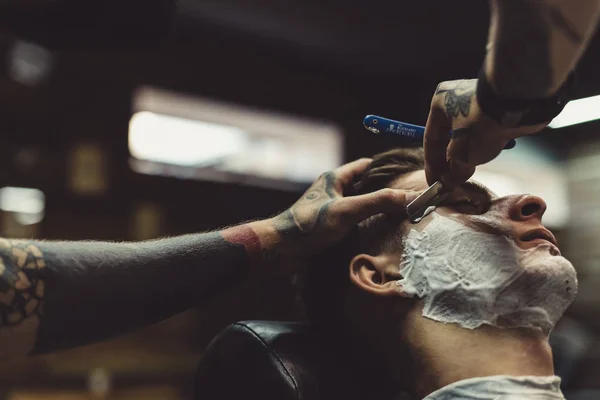 Barber shaving client — Stock Photo, Image