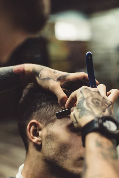 Barber shaving client — Stock Photo, Image