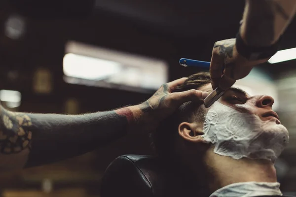 Barber cliente de afeitado — Foto de Stock