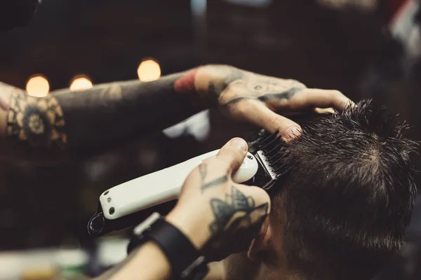 Peluquero afeitado hombre en silla — Foto de Stock