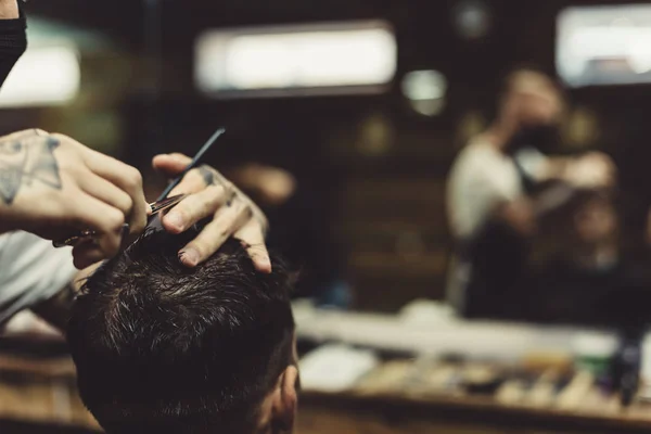 Кукурудзяний перукар робить зачіску для клієнта — стокове фото