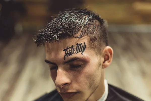 Portret van man met tattoo — Stockfoto