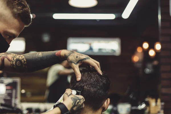 Tukang cukur mencukur pria di kursi — Stok Foto